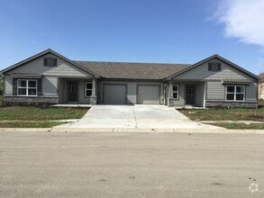 Building Photo - 513 SE Maple Dr