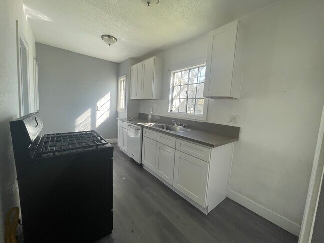 Kitchen - 472 W 47th Plz