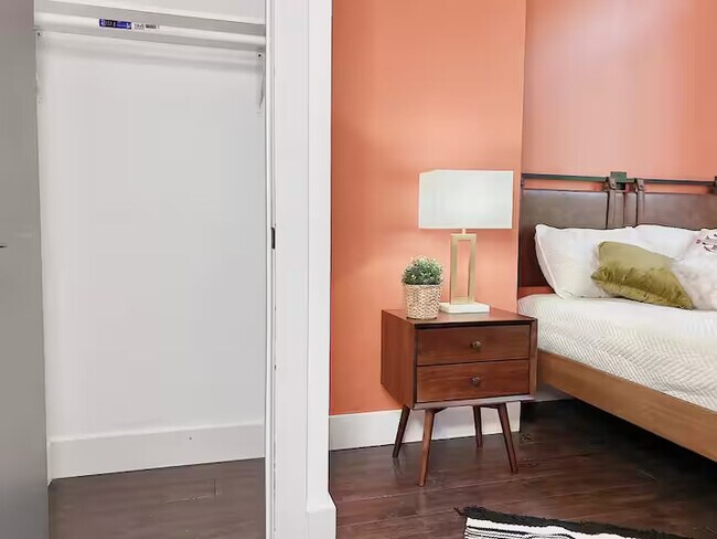 Foto del edificio - Furnished room/NOT APARTMENT