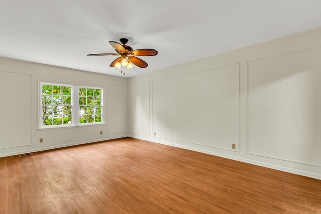 Building Photo - 905 8th Ave N