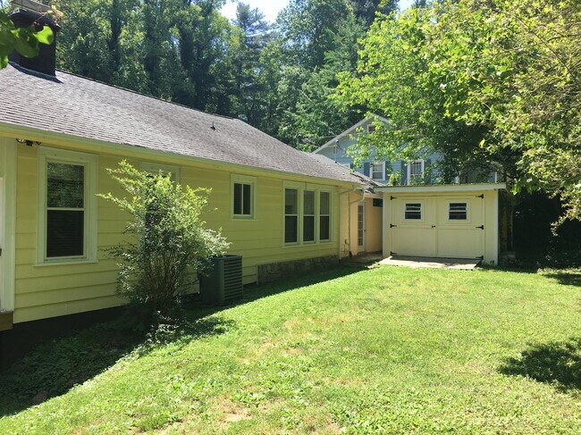 Building Photo - 10 Highland Lake Drive-Flat Rock Cottage-N...