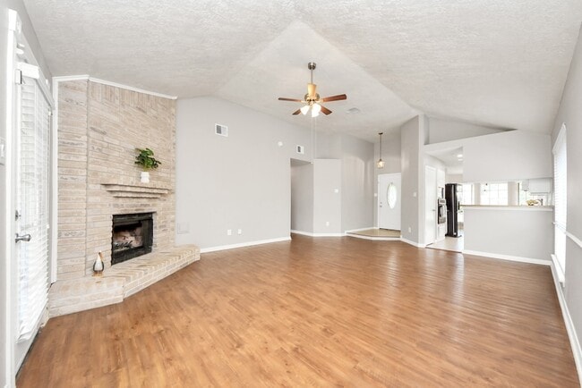 Foto del edificio - 15739 Oak Mountain Dr