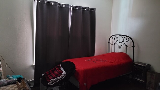 Foto del edificio - 3037 N. Downer Ave