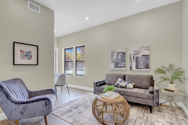 Building Photo - 610 Jericho Tpke