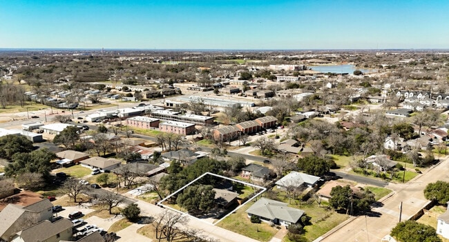 Building Photo - 214 Helena St