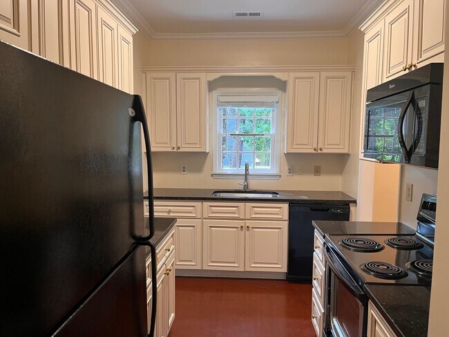 Building Photo - Charming 3br/2.5 bath Two Story Townhouse