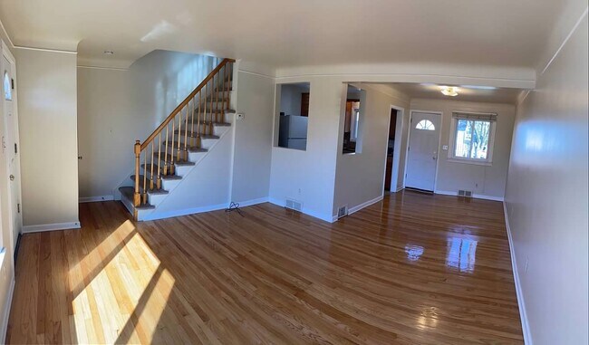 Building Photo - 2065 E Maple Rd