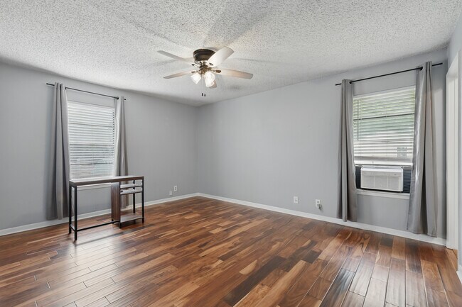 Foto del edificio - 1806 Oak Creek Dr