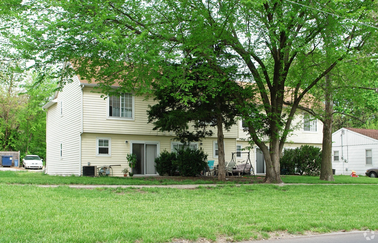 Building Photo - 1700 W 5th St