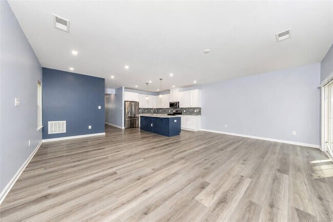 Building Photo - 141 Stegg St