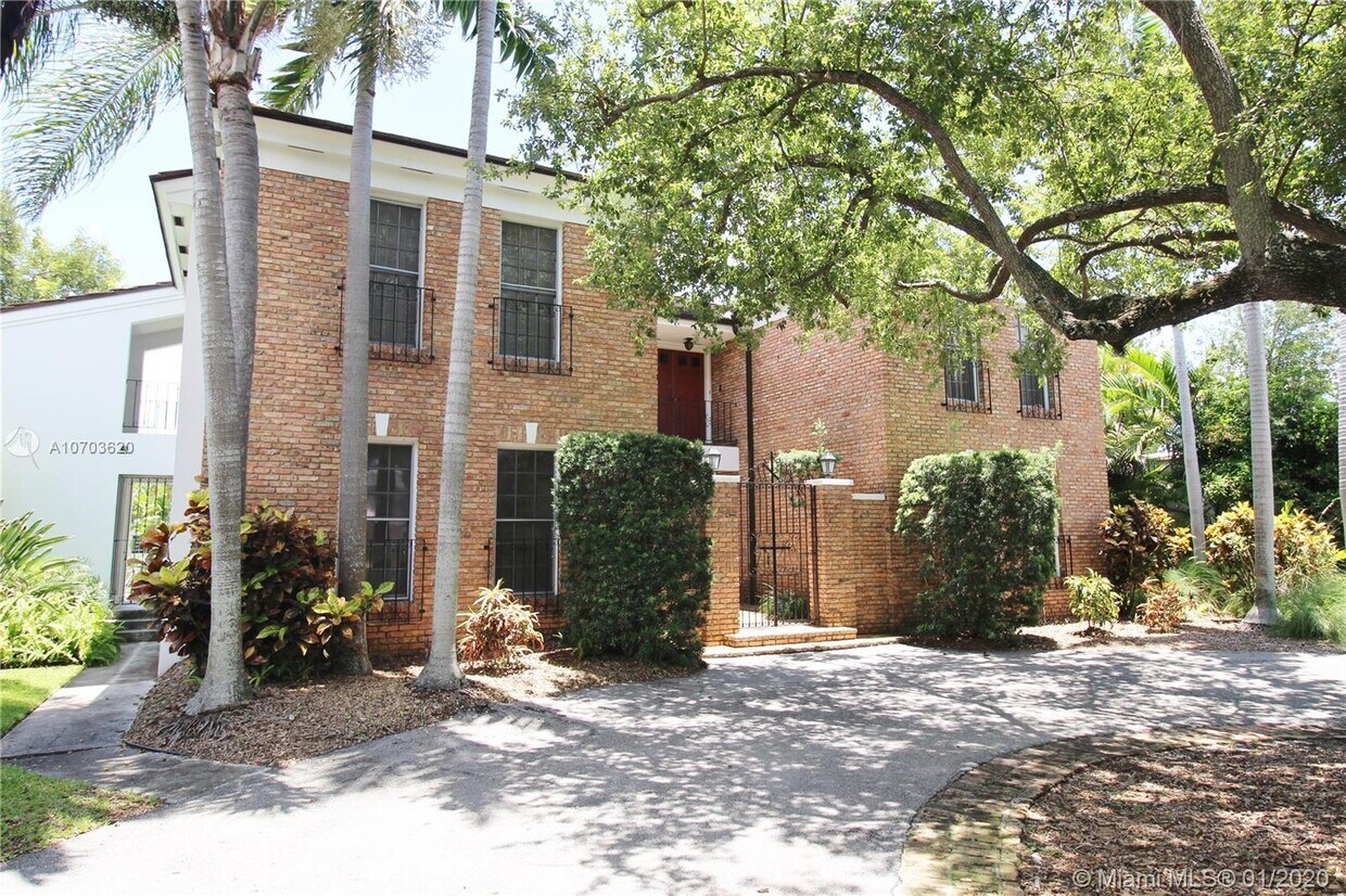 1265 S Alhambra Cir, Coral Gables, FL 33146 Townhouse for Rent in