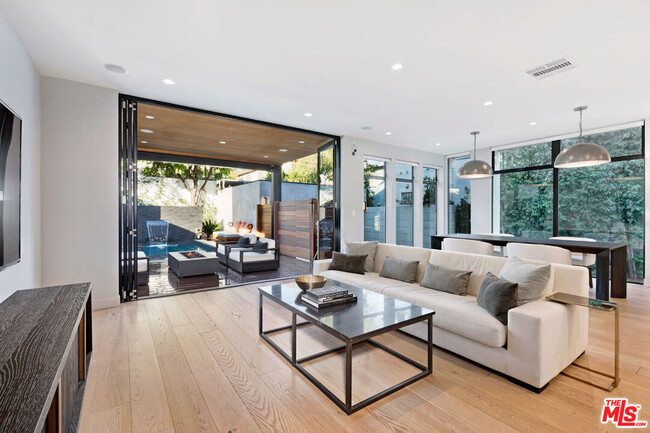 Foto del edificio - 8925 Dorrington Ave