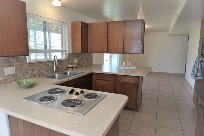 Building Photo - 3 Bedroom Brick Home