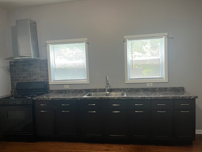 Kitchen - 1802 N Karlov Ave