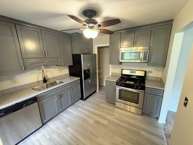 Building Photo - 211 Blossom Ct