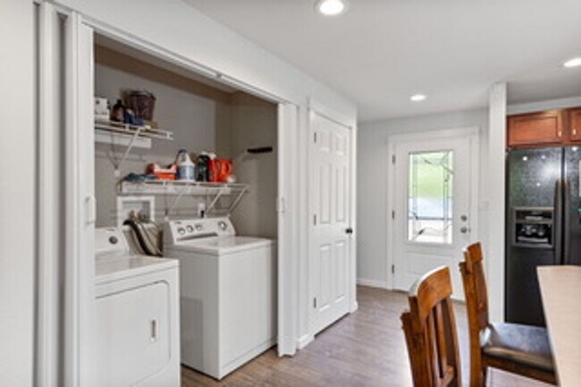Building Photo - Charming Retreat Amidst Evergreens - 2 Bed...