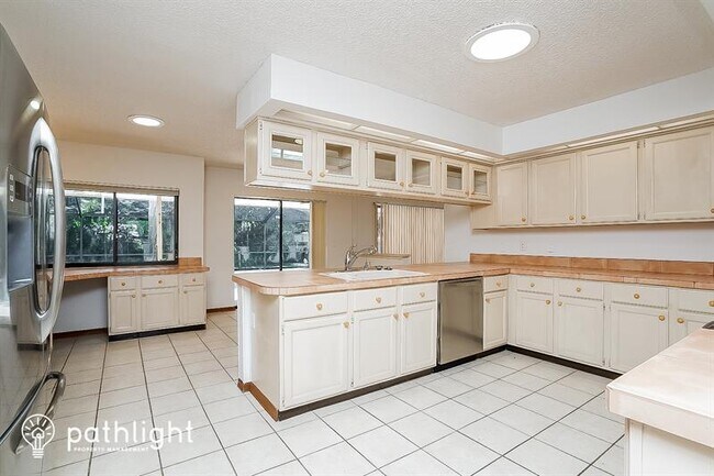 Building Photo - 6214 Iroquois Ct