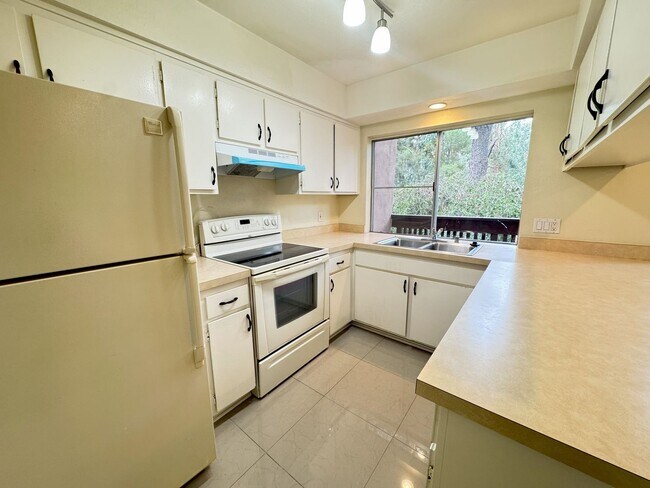 Foto del edificio - Mission Valley 2 Bedroom Two Story Second ...