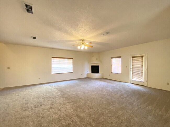 Foto del edificio - 4BR - PLUS LOFT and 3 CAR GARAGE