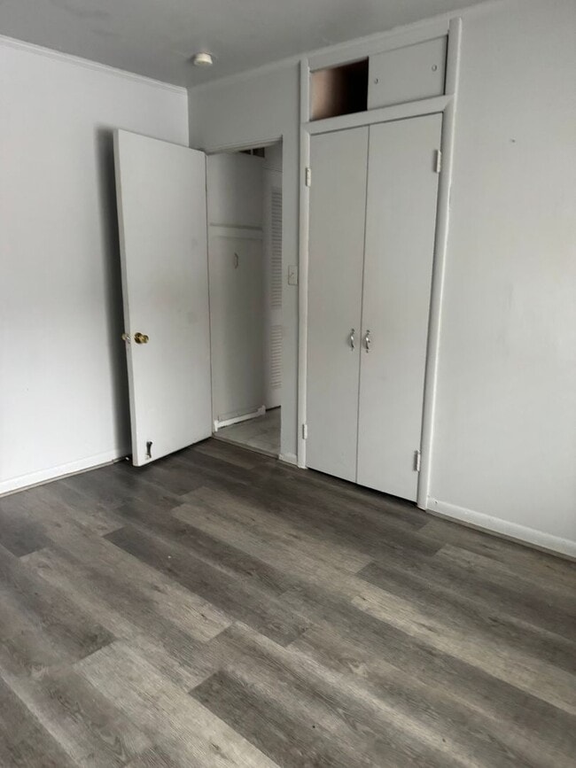 Building Photo - 10631 Saratoga St