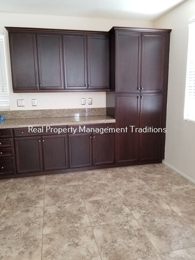 Building Photo - 3 + 3 with Bonus Room in Ana Verde