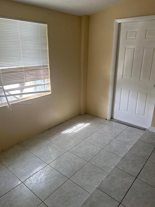 Building Photo - 1020 W 2nd St