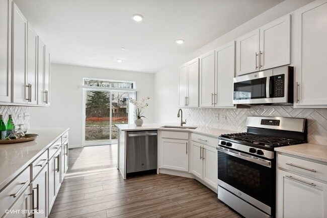 Building Photo - 1543 Kraft Ave