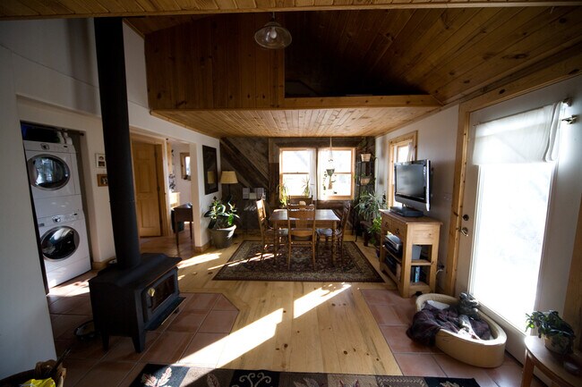 Sala de estar con luz natural de la mañana y ventanas orientadas al este. - 2 Nelson St