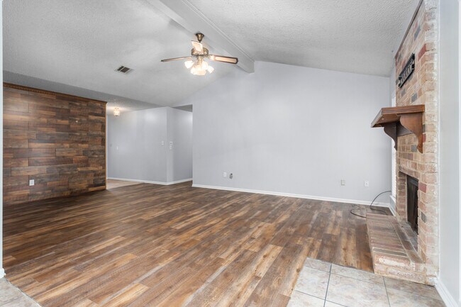 Building Photo - 402 Forest Creek Dr