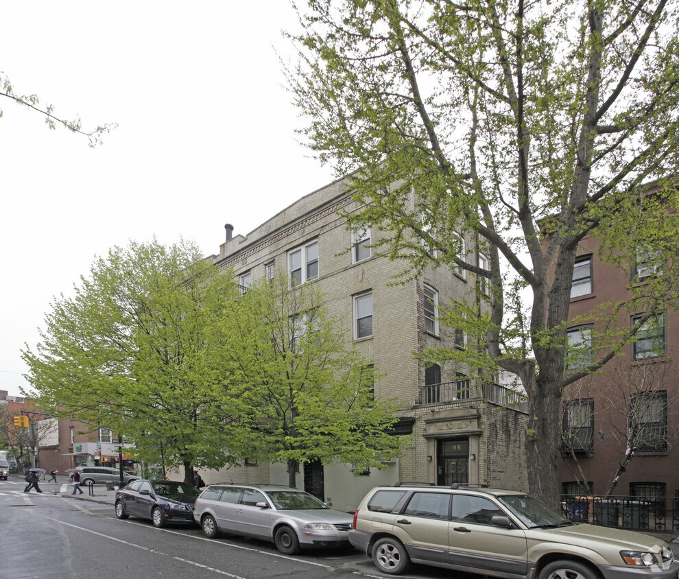 Building Photo - 131 Smith St