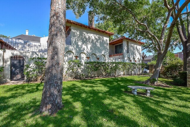 Foto del edificio - 9703 Briar Forest Dr