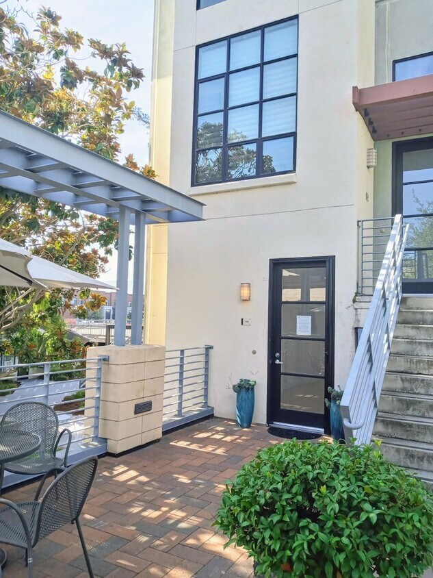 Foto principal - Luxury 2bd Two-Story Condo In Secured Buil...