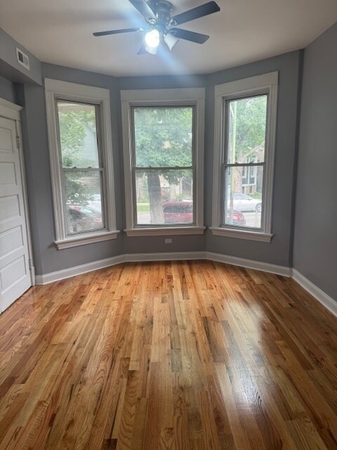 Foto del edificio - 2656 N Drake Ave