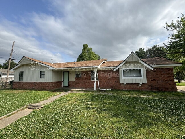 Photo - 1400 Brookdale Dr House