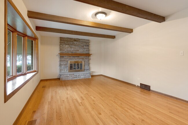 Building Photo - 621 Trent Ln