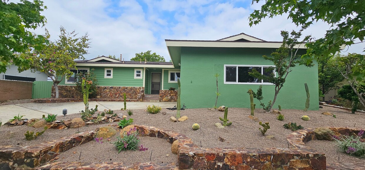 Primary Photo - DEL CERRO / SAN DIEGO - Newly Remodeled Ch...