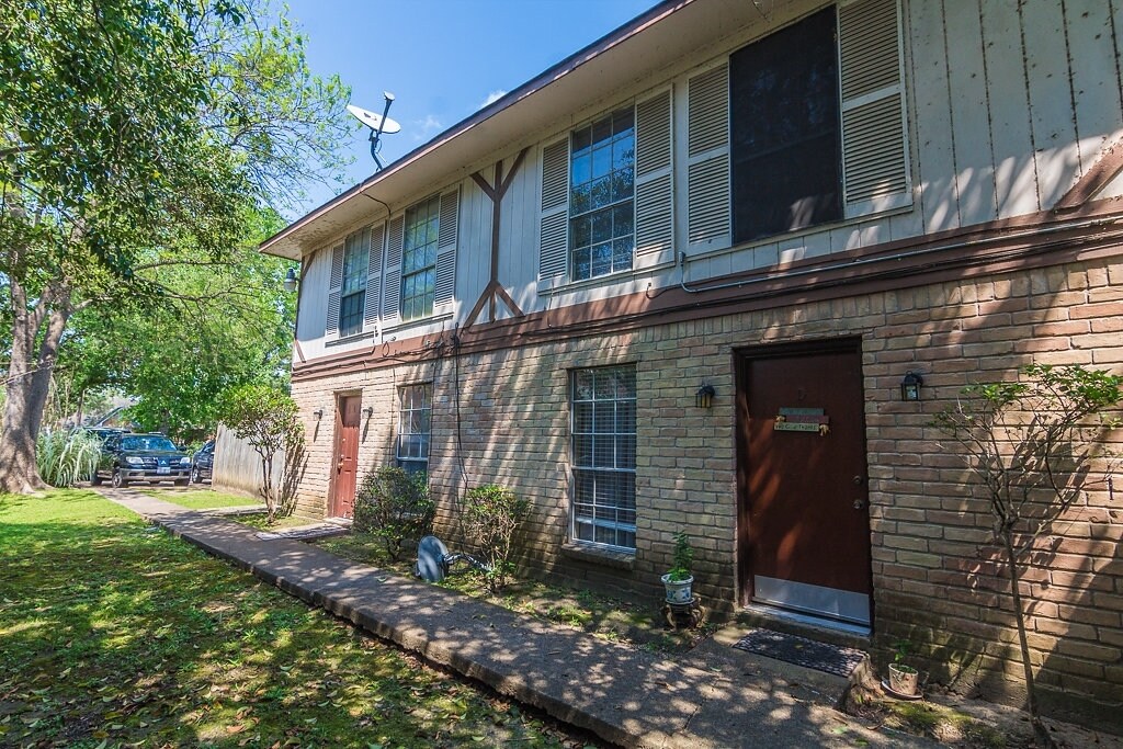 Primary Photo - 8811 Carousel Ln