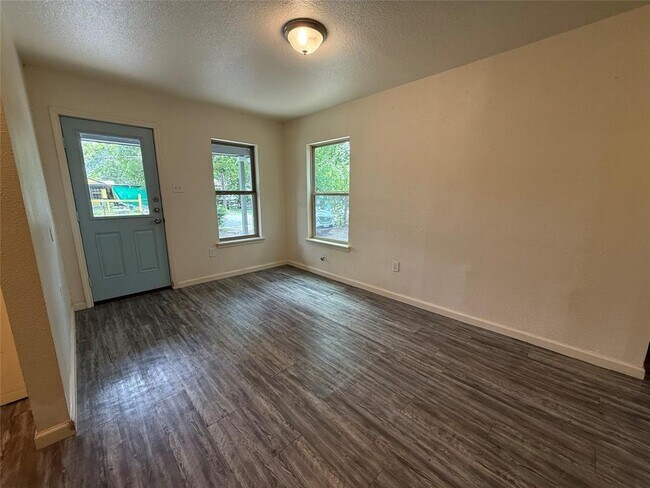 Building Photo - 505 Ruddy St