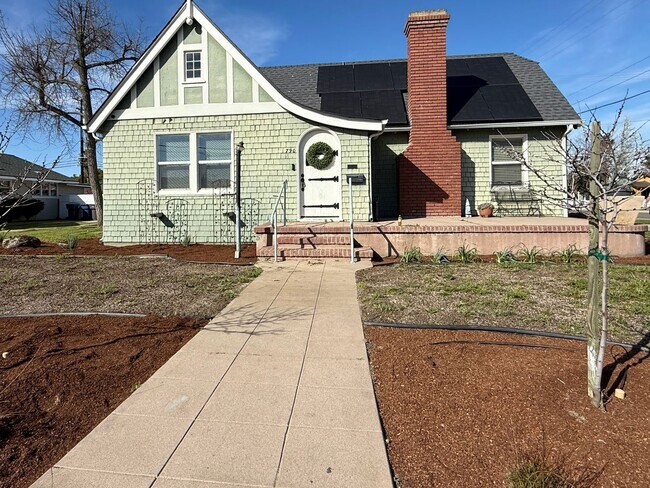 Foto del edificio - 3 Bedroom, 2 Bathroom charming Craftsman Style Home nestled in the heart of Tulare, CA