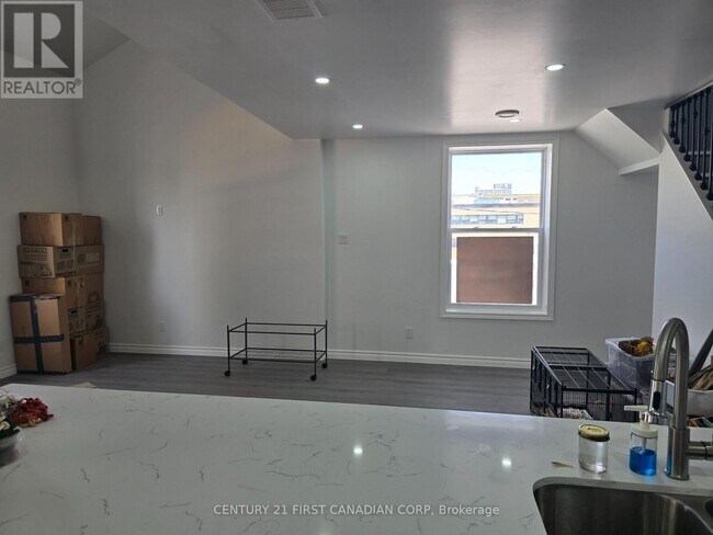 Building Photo - 387 Maitland St