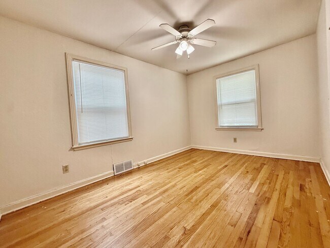 Foto del edificio - 621-623 E 63rd Terrace