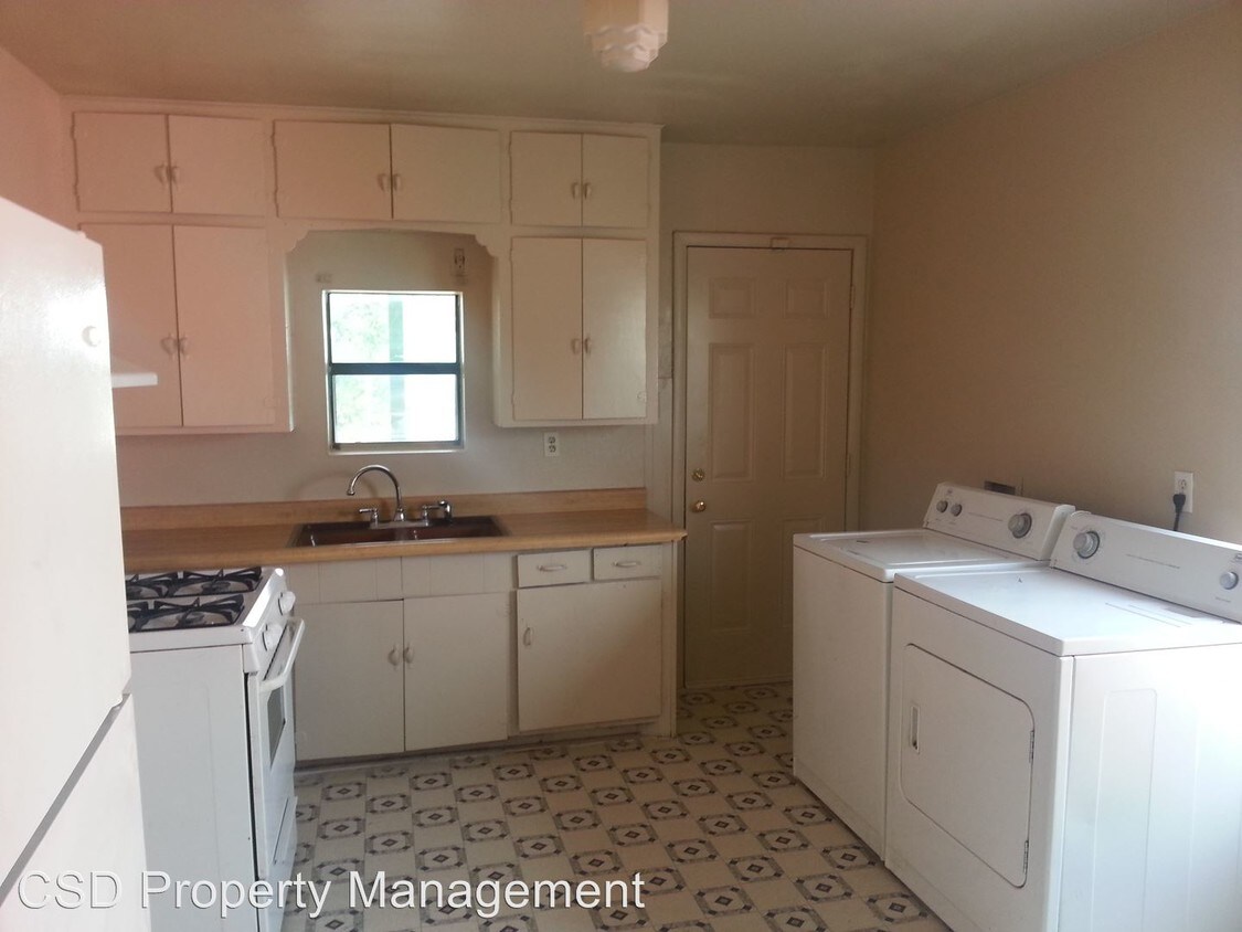 Building Photo - 303 E Bland St