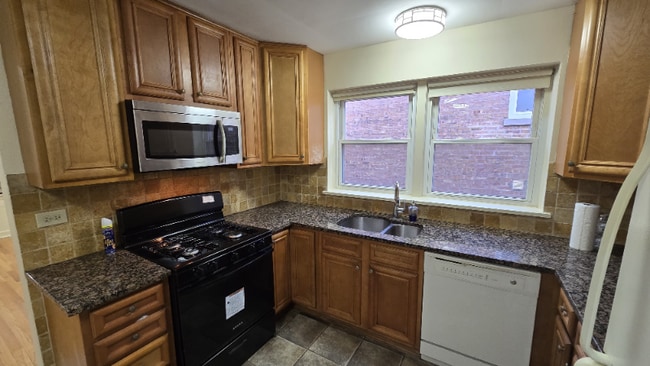 Photo - 2725 W Balmoral Ave Apartment