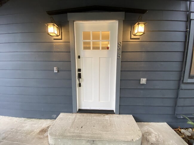 Foto del edificio - Spacious 2-Bed, 2-Bath Duplex Retreat Over...