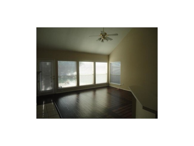 Foto del edificio - 8305 Spring Ridge Dr
