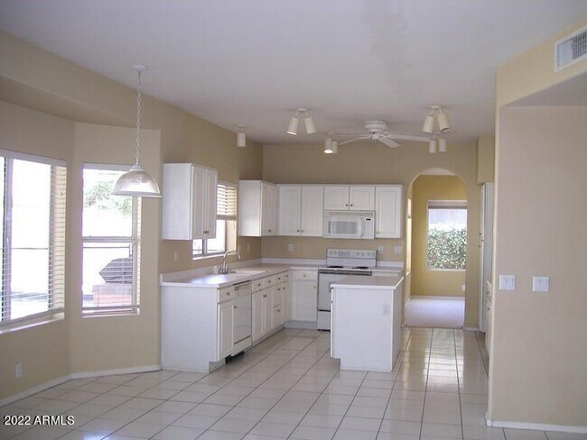 Building Photo - 3634 E Cedarwood Ln