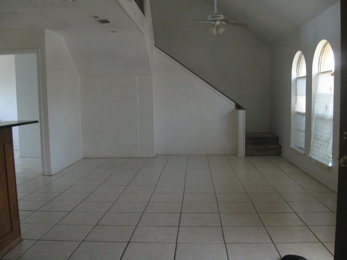 SALA DE ESTAR - 711 W Sanford St