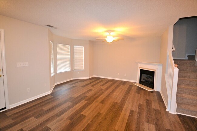 Building Photo - Like New Townhouse in Arlington Downs