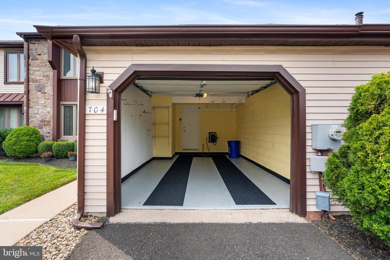 Foto principal - 704 Trowbridge Dr