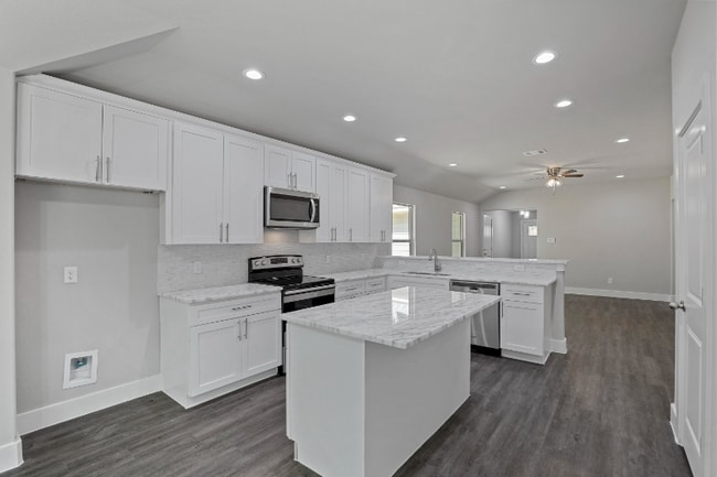 Building Photo - Room in House on Harding St